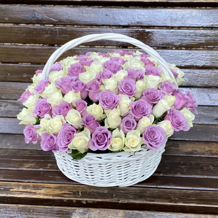 101 белая и сиреневая роза в корзине